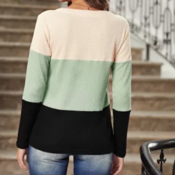 Waffle thermal with button detail / Chic Classic - Picture 2 of 6